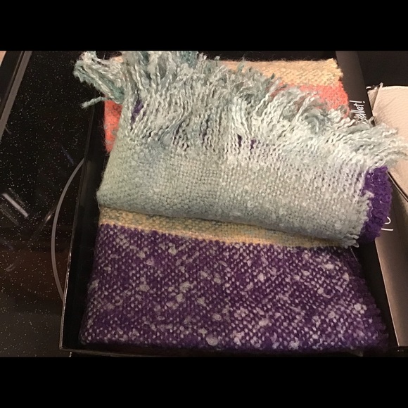 Steve Madden- Steve Madden Scarf and Wallet/ Wristlet Set - Picture 6 of 9